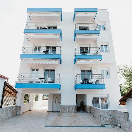 Blue And White Luxury Suites Nea Kallikrateia Exterior foto