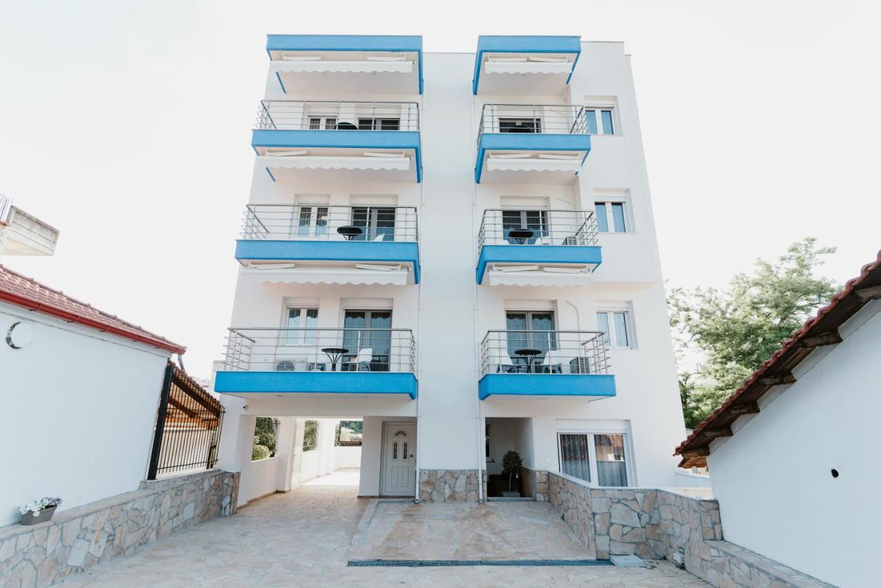 Blue And White Luxury Suites Nea Kallikrateia Exterior foto