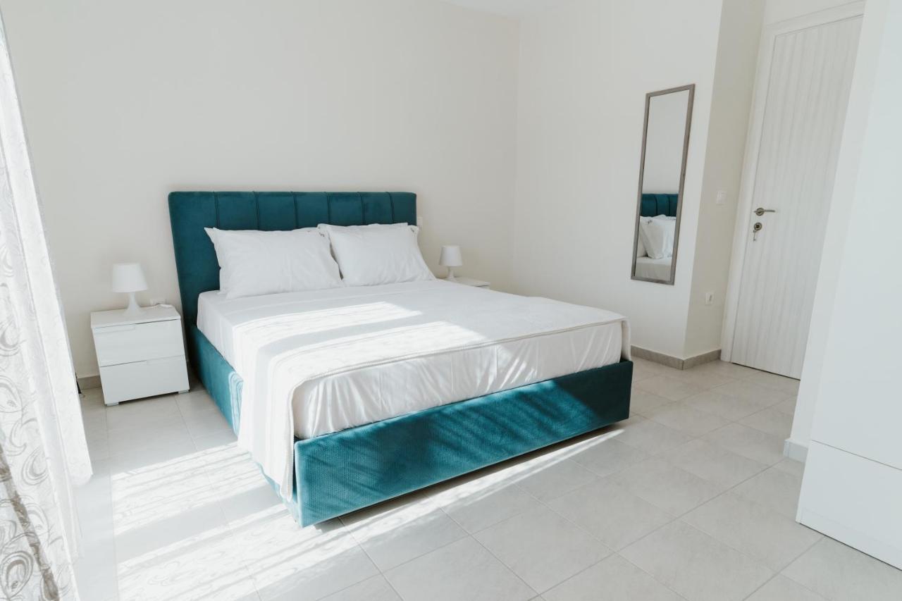 Blue And White Luxury Suites Nea Kallikrateia Exterior foto