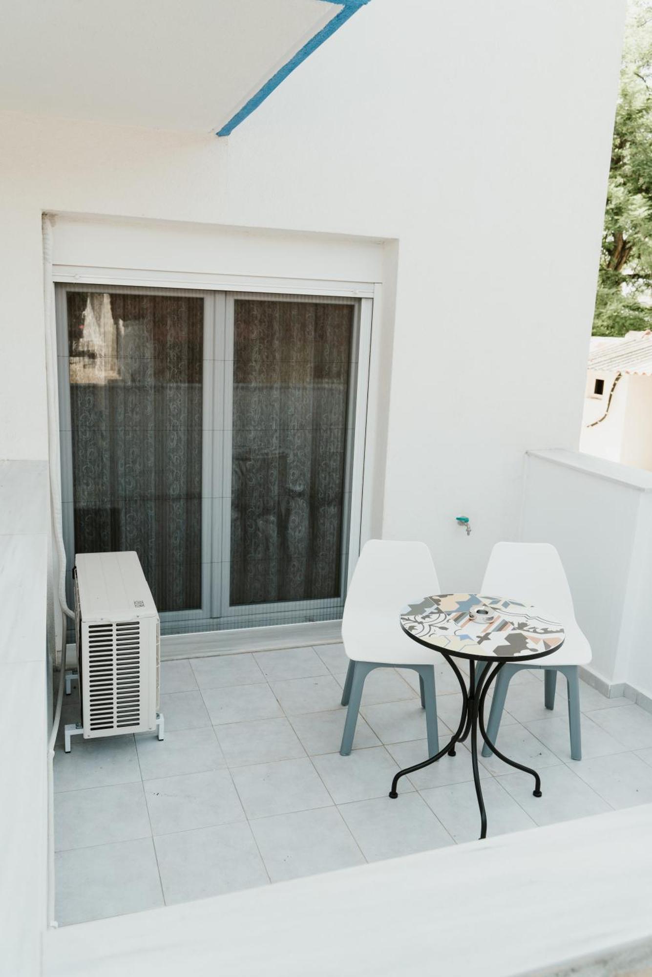 Blue And White Luxury Suites Nea Kallikrateia Exterior foto