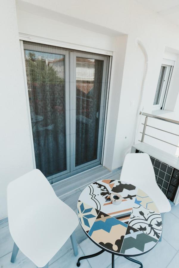 Blue And White Luxury Suites Nea Kallikrateia Exterior foto