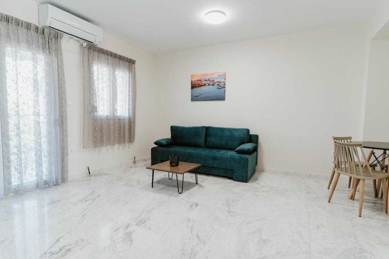 Blue And White Luxury Suites Nea Kallikrateia Exterior foto