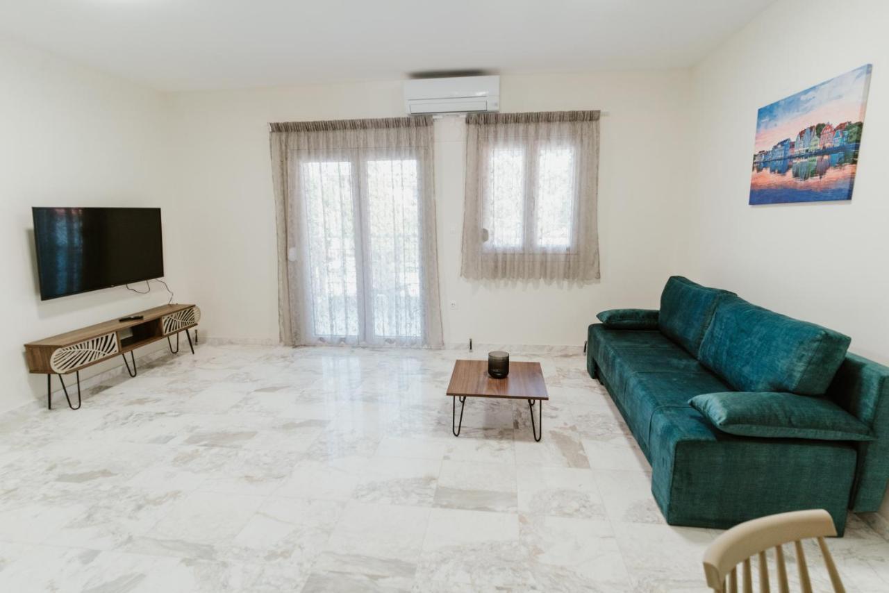 Blue And White Luxury Suites Nea Kallikrateia Exterior foto