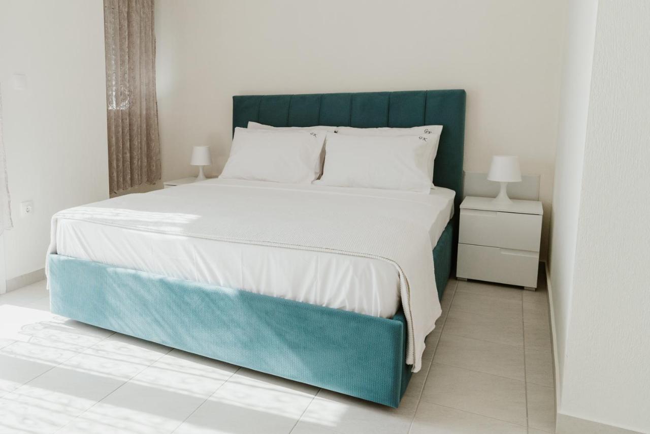 Blue And White Luxury Suites Nea Kallikrateia Exterior foto