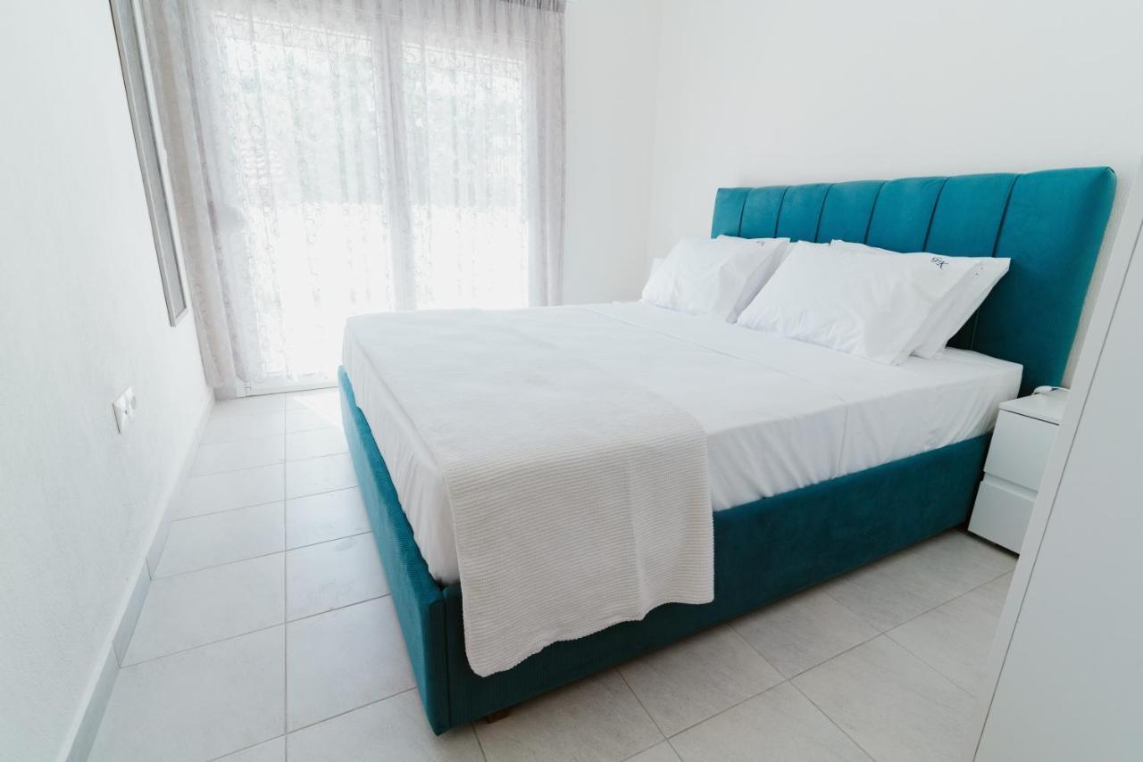 Blue And White Luxury Suites Nea Kallikrateia Exterior foto