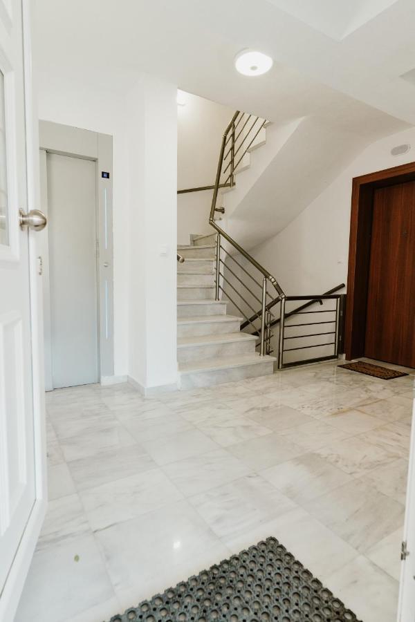 Blue And White Luxury Suites Nea Kallikrateia Exterior foto