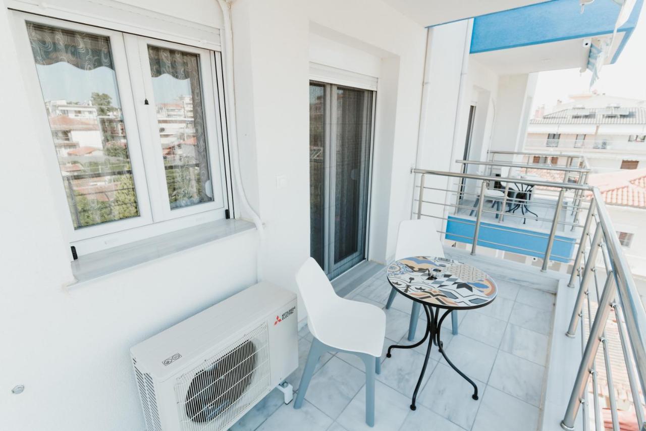 Blue And White Luxury Suites Nea Kallikrateia Exterior foto